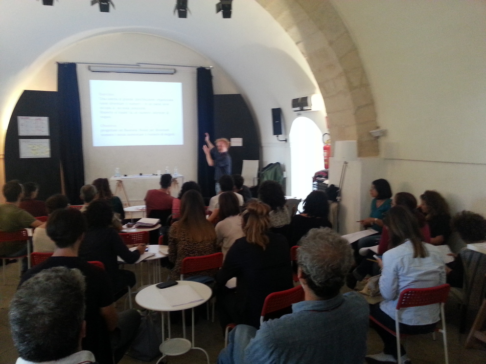 Ugo Donelli presenta l'esercizio per gli allievi del corso di Business Modeling di Lecce.